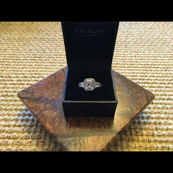 BEAUTIFUL EMERALD CUT RING. CZ AND 925 - Picture 4 of 6